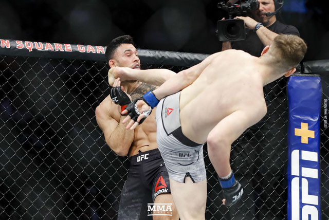 Edmen Shahbazyan tung cú đá hạ đo ván đối thủ.