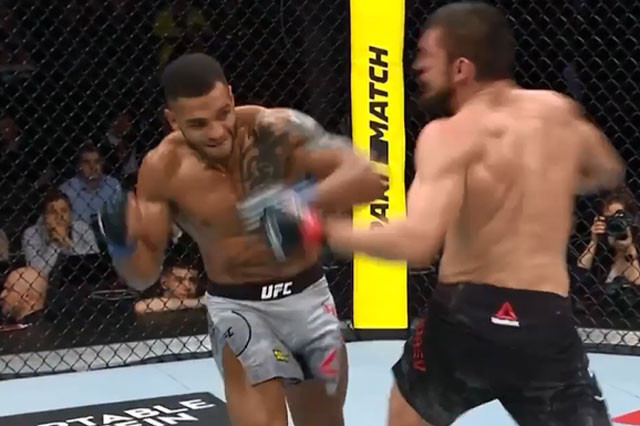 Danny Roberts ra đòn hạ gục đối thủ.