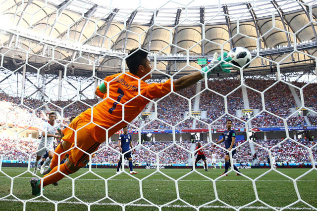 Thủ môn Nhật Bản tái hiện pha cứu thua thần thánh ở World Cup