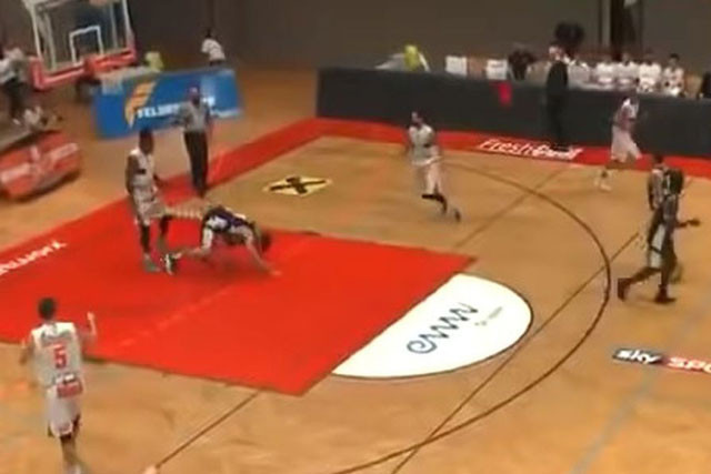 Erwin Zulic bị đấm gục xuống sàn vì có hành vi trêu ngươi David Samuels.