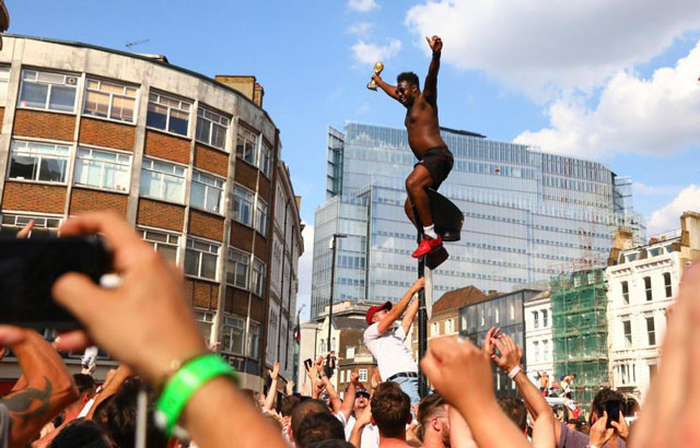 Vào bán kết World Cup, cả nước Anh tưng bừng ăn mừng