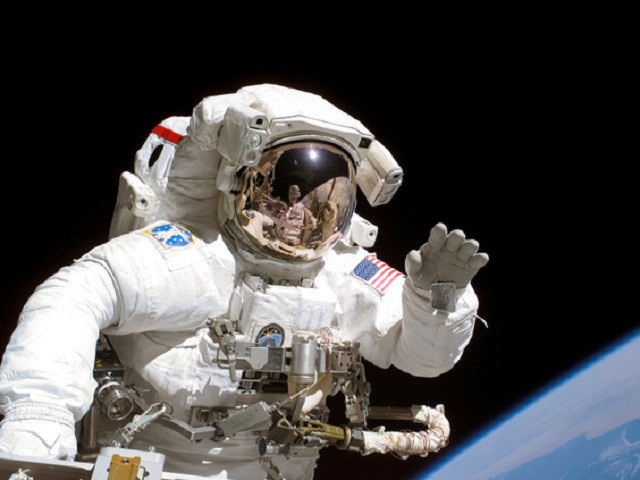 Các phi hành gia nói chuyện như thế nào ngoài không gian? 