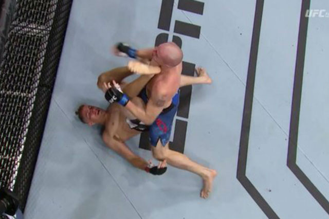 Niko Price ra đòn hạ knock-out đối thủ.