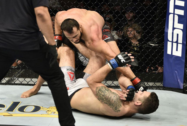 Dominick Reyes hạ gục Chris Weidman.