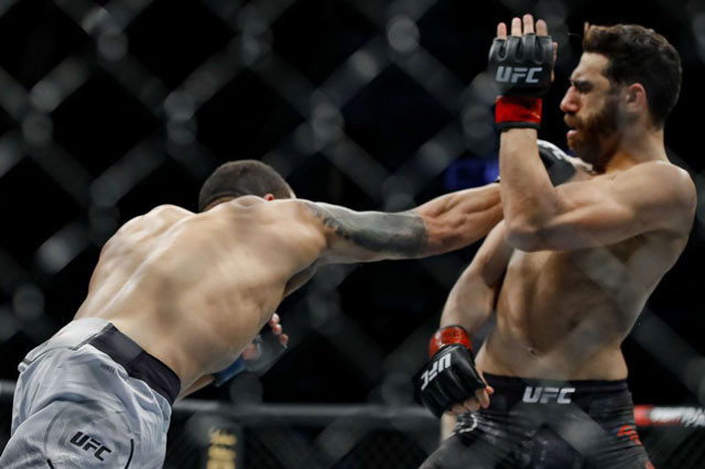 Journey Newson tung cú đấm cực mạnh trúng thẳng vào mặt Domingo Pilarte.