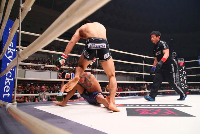 Takaki Soya hạ gục đối thủ.