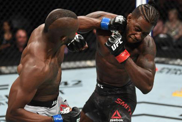 Khama Worthy ra đòn hạ gục đối thủ.