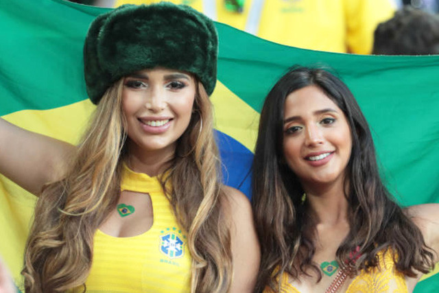 Dàn kiều nữ Brazil gây bão khán đài World Cup 2018