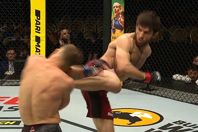 Magomed Mustafaev ra đòn hạ gục đối thủ.