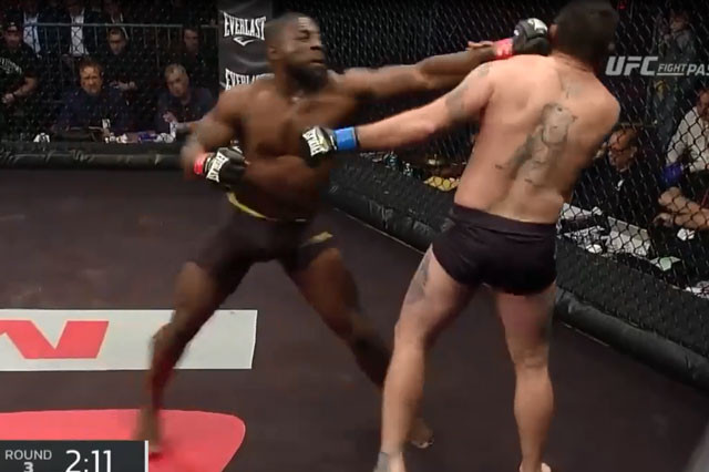 William Knight ra đòn chính xác về phía đối thủ.