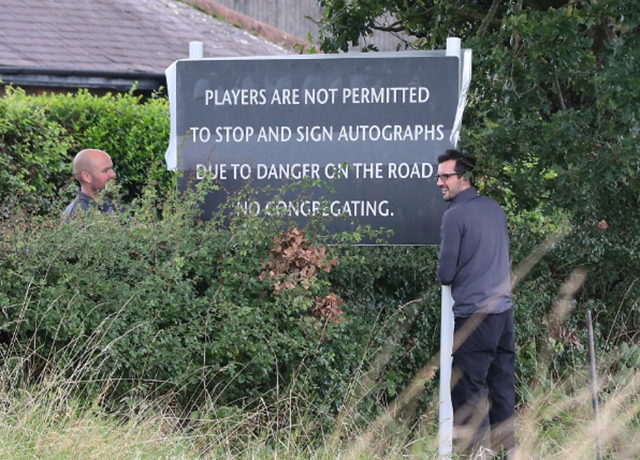 Vì sao cầu thủ M.U bị cấm dừng xe ký tặng và chụp ảnh với CĐV?