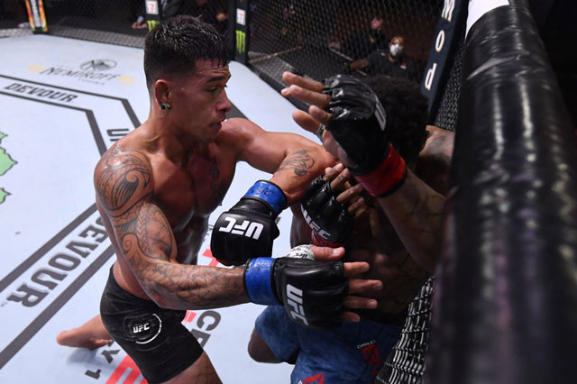 Maki Pitolo ra đòn về phía đối thủ.