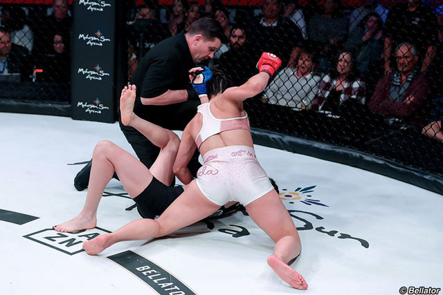 Valerie Loureda ra đòn hạ gục đối thủ.