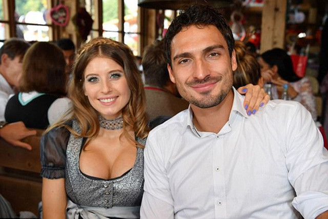 Trung vệ Mats Hummels và bà xã xinh đẹp Cathy Fischer.