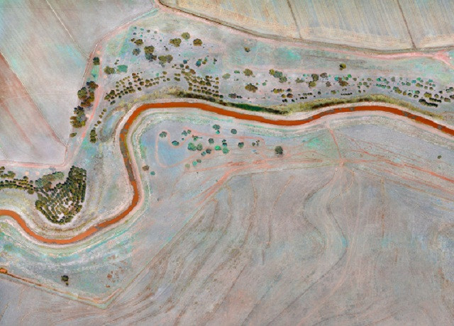 Vẻ đẹp hùng vĩ và 'đáng sợ' của con sông bị hút cạn