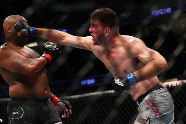 Stipe Miocic ra đòn tấn công Daniel Cormier.