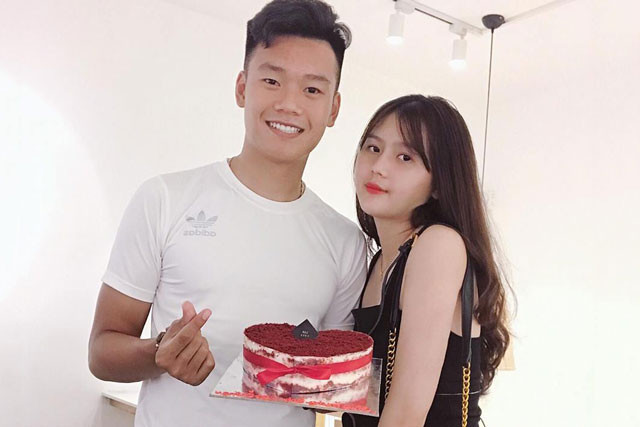 ‘Say nắng’ trước cô bạn gái của trung vệ Nguyễn Thành Chung