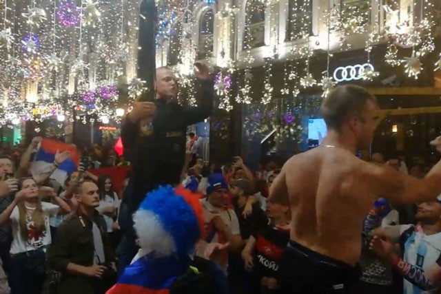 Các CĐV của ĐT Nga ăn mừng trên đường phố.