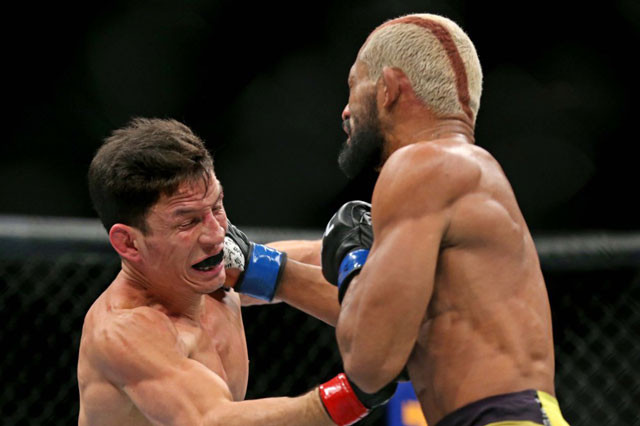 Deiveson Figueiredo ra đòn hạ đo ván đối thủ.