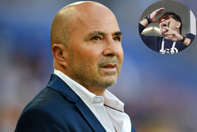 HLV Sampaoli bị Maradona chê bai thậm tệ.