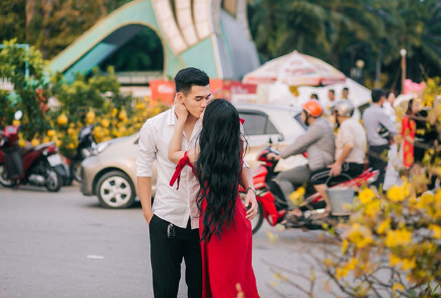 Tiến Linh chụp ảnh ngọt ngào cùng bạn gái.