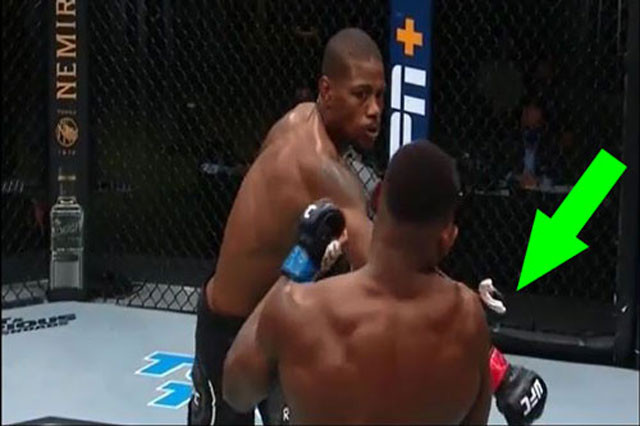 Kevin Holland ra đòn khiến đối thủ văng đệm răng.