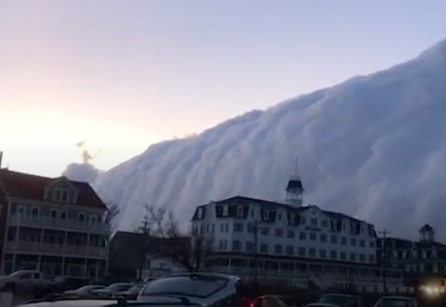 Tường mây khổng lồ trên bờ biển Mỹ