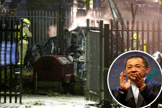 Nhân viên cứu hộ dập lửa trên chuyên cơ của chủ tịch Leicester.