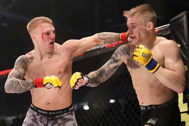 Mason Jones ra đòn chuẩn xác về phía đối thủ.