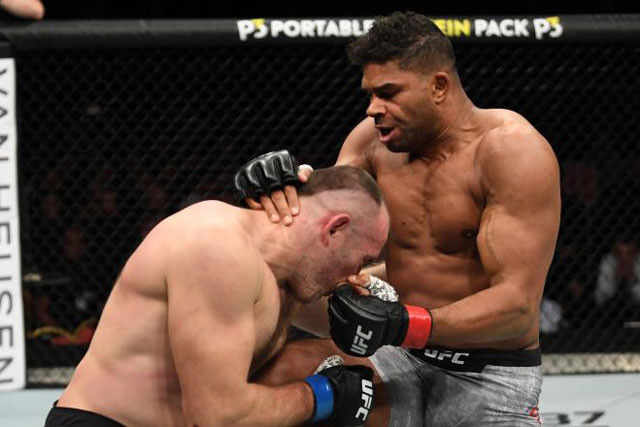 Alistair Overeem ra đòn chính xác về phía Alexey Oleinik.
