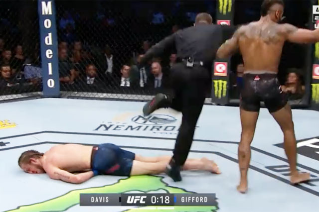 Mike Davis hạ đo ván Thomas Gifford.