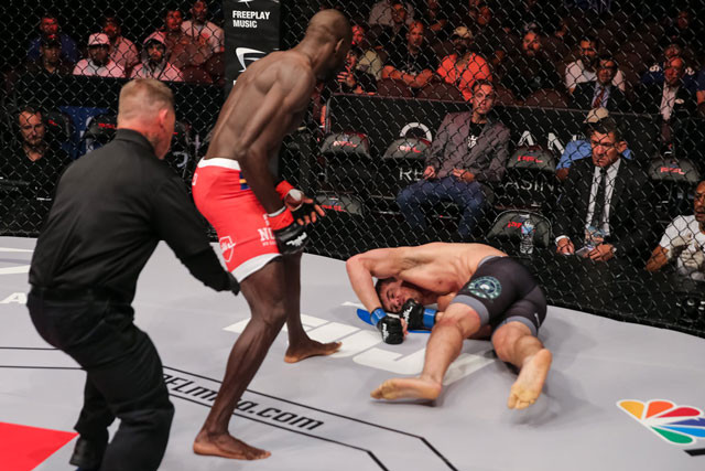Sadibou Sy ra đòn hạ knock-out đối thủ.