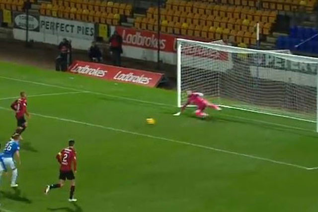 Simeon Jackson đá phạt đền cực kém.