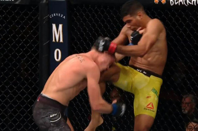 Herbert Burns ra đòn hạ gục đối thủ.