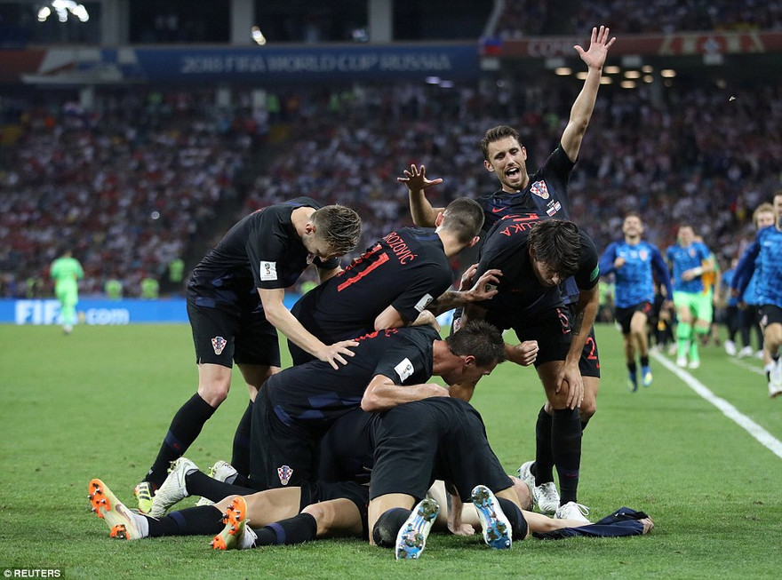 Thắng nghẹt thở tuyển Nga, Croatia lập nhiều kỳ tích