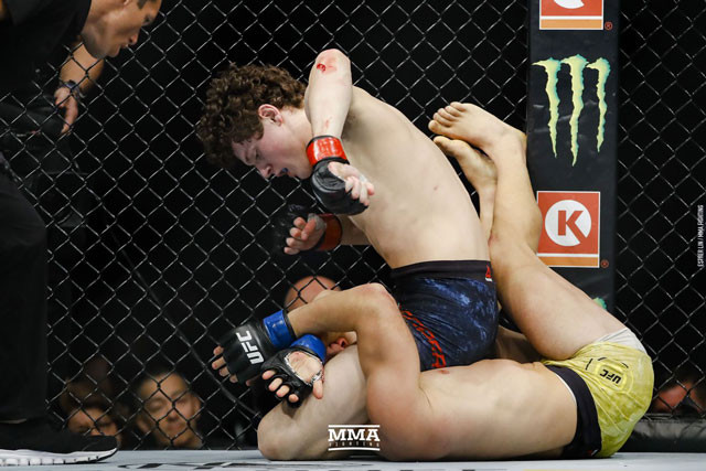 Chase Hooper ra đòn khiến đối thủ không thể phản kháng.