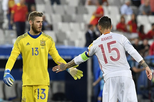 Lộ người 'xúi dại' De Gea bắt sai hướng quả penalty của Ronaldo