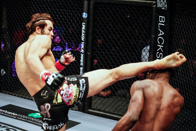 Kyler Phillips hạ gục Emeka Ifekandu bằng cú đá cực mạnh vào đầu đối thủ.