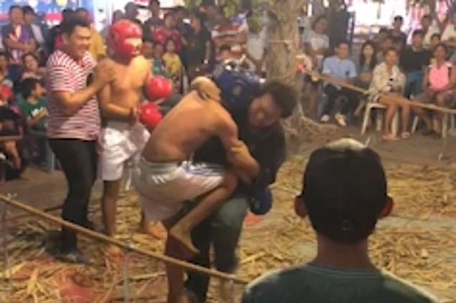 Võ sĩ tấn công trọng tài.