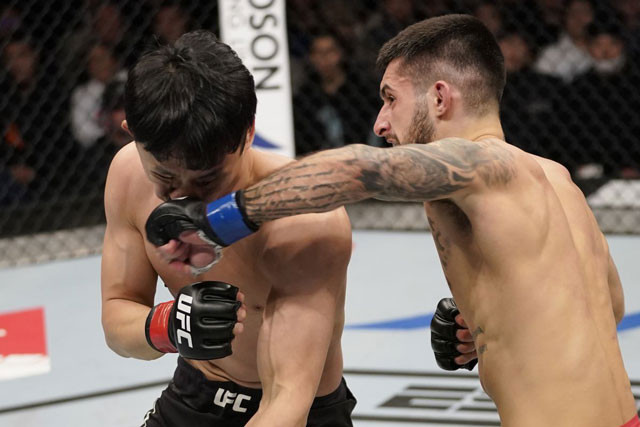 Charles Jourdain ra đòn chính xác về phía Doo Ho Choi.