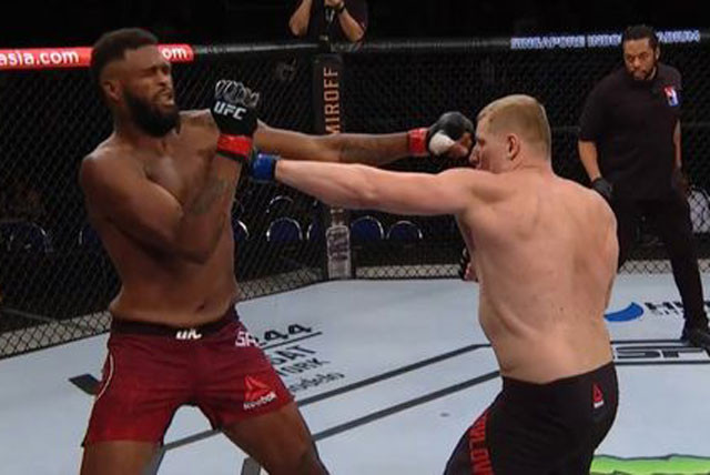 Serge Pavlovich (phải) đã hạ gục đối thủ sau 2 phút 11 giây thi đấu.