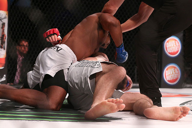 Alonzo Menifield hạ gục Paul Craig.