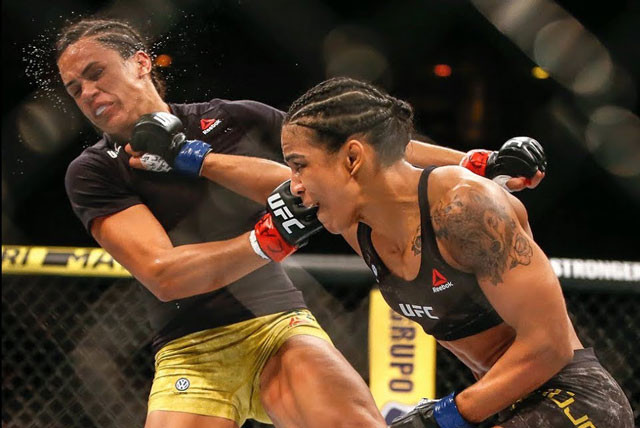 Viviane Araujo tung cú đấm hạ gục đối thủ.