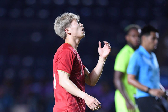 Công Phượng dứt điểm hỏng penalty khiến Việt Nam thua trận đáng tiếc.