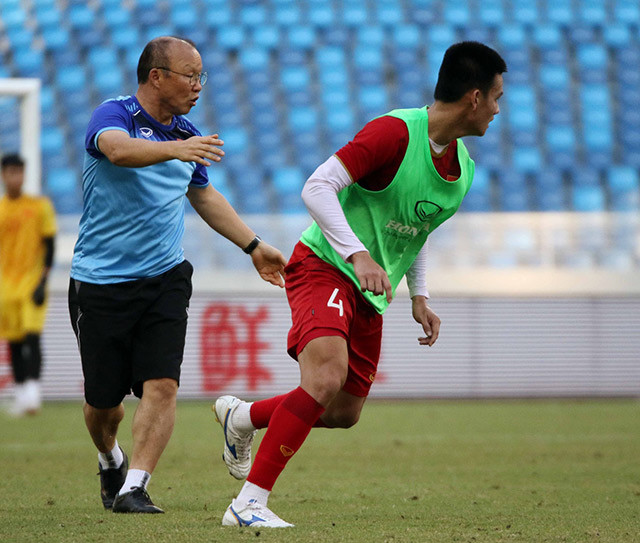 U22 Việt Nam thắng Trung Quốc, cổ động viên Việt nói 'ông Park thật tuyệt'! 