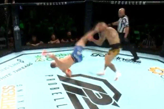 Davy Gallon ra đòn hạ gục đối thủ.