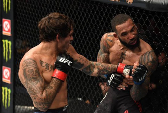 Marlon Vera ra đòn chính xác về phía Andre Ewell.