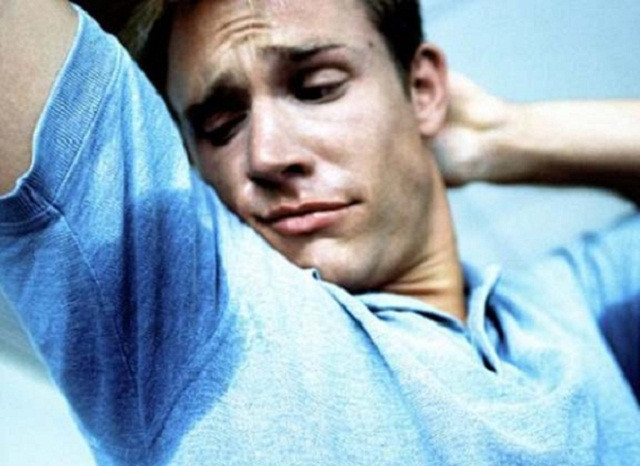 Ráy tai có liên quan đến bệnh hôi nách?