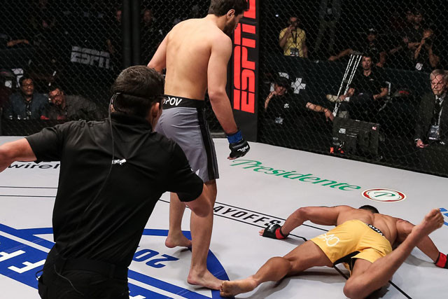 Rashid Yusupov ra đòn khiến đối thủ ngã cắm đầu.