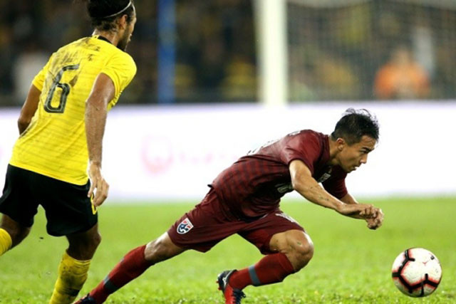 Chanathip Songkrasin (phải) gửi lời xin lỗi tới NHM Thái Lan.